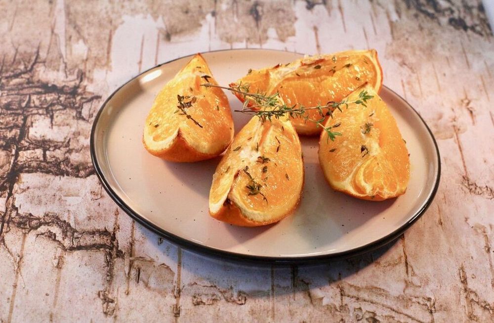 La naranja tiene beneficios sobre el sistema inmunológico y ayuda a prevenir enfermedades respiratorias propias de esta época ya que fortalece las defensas contra virus y otros patógenos.