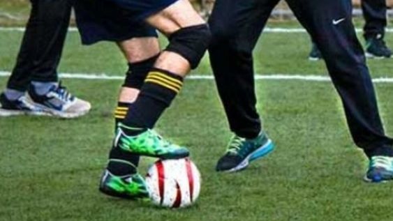 Las lesiones derivadas de actividades recreativas, como el fútbol con amigos, tendrán un impacto en el salario, según establece la reforma laboral.&nbsp;