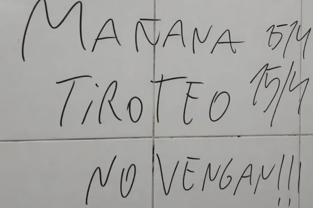 Directivos escolares mantienen contacto con la fiscalía, equipos de investigación analizan las inscripciones para identificar a los responsables.