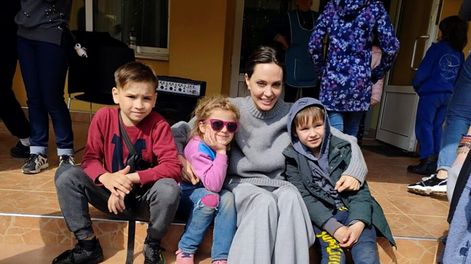 Los Andes | La actriz de Hollywood estuvo en el país europeo para visitar a refugiados, pero debió ocultarse ante las alarmas de bombardeos. AP
