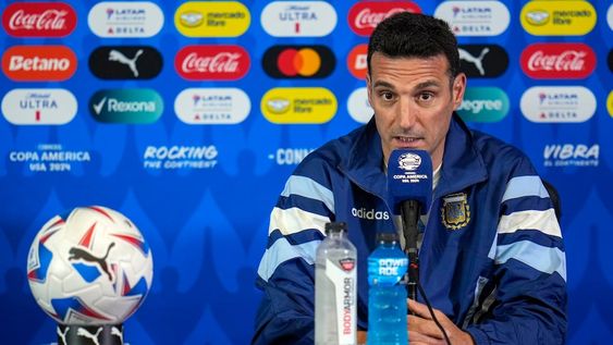 El técnico de Argentina Lionel Scaloni durante una rueda de prensa, el miércoles 3 de julio de 2024, con miras al partido contra Ecuador por los cuartos de final de la Copa América en Houston. (AP Foto/Julio Cortez)