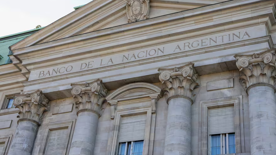 Videos de seguridad mostraron cómo la empleada del Banco Nación realizaba extracciones ilegales de dinero de cuentas de clientes.