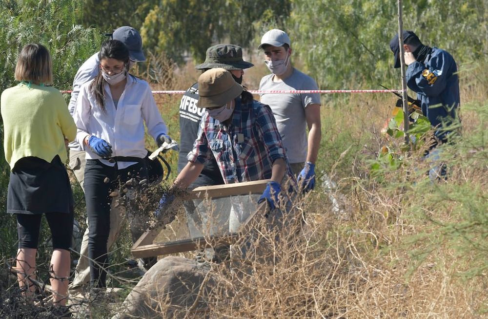 Policías federales, gendarmes y antropólogos rastrillaron el predio del viejo autódromo General San Martín. Foto: Orlando Pelichotti / Los Andes