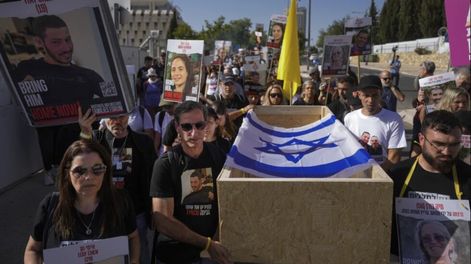 Los Andes | Hagit y Ruby Chen (izq) llevan un féretro vacío en simulacro de procesión fúnebre para israelíes cuyos restos están retenidos por el grupo palestino Hamás en la Franja de Gaza, cerca de la sede del Parlamento israelí, en Jerusalén, el 9 de mayo de 2024, e
