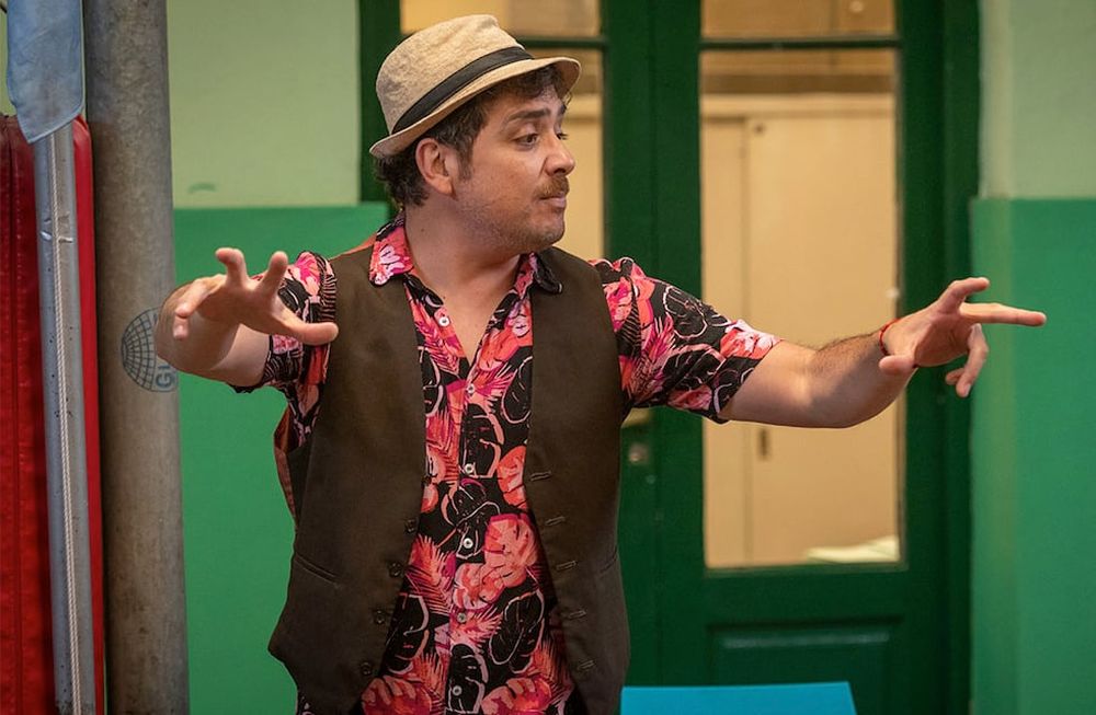 Cristian Di Carlo, actor , director y dramaturgo. recorre las escuelas de la provincia de Mendoza con su personaje. Foto: Ignacio Blanco / Los Andes
