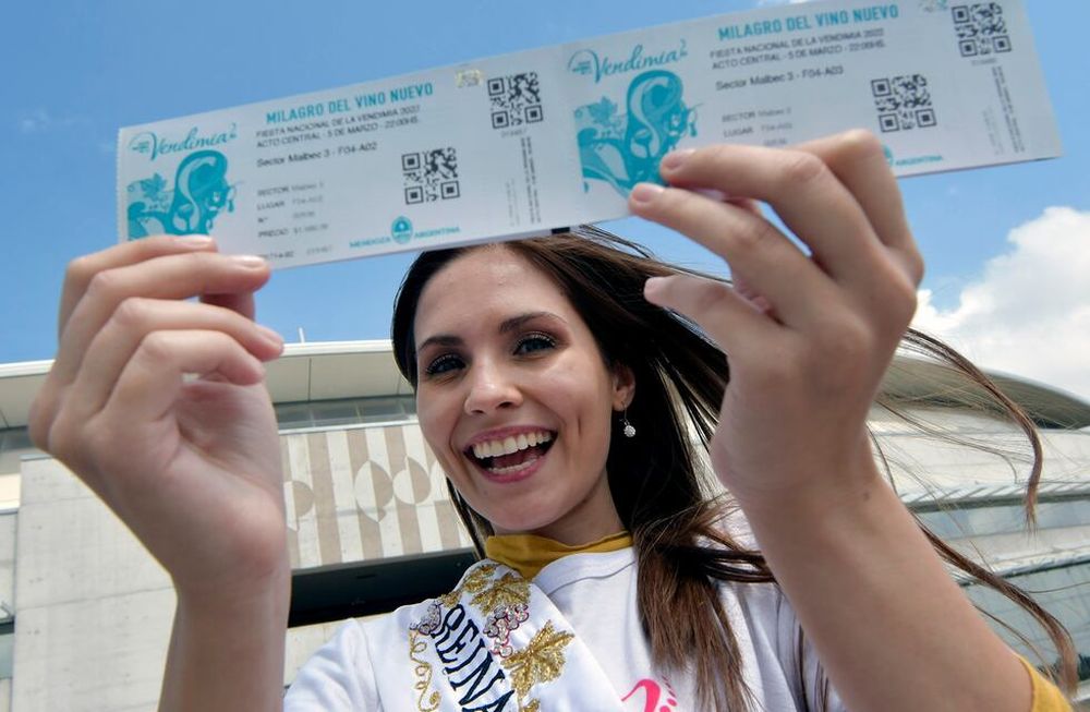 Julieta Lonigro (22), reina de la Vendimia “no oficial” de Guaymallén, compró 4 entradas para la noche del Acto Central en el Frank Romero Day. Foto: Orlando Pelichotti / Los Andes