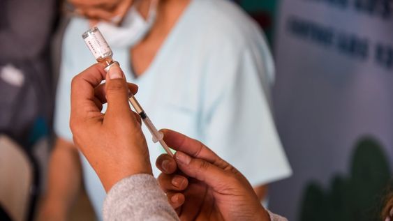 Campaña de vacunación en escuelas de la Ciudad alcanzará a más de 550 niños