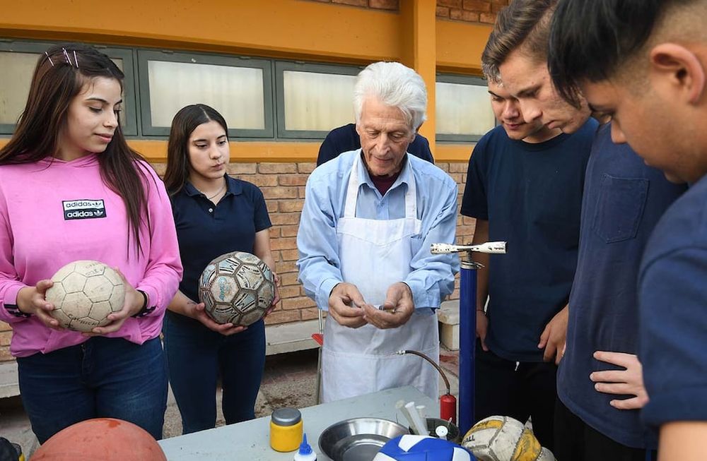 Alumnos del colegio marista Santa María de Belén siguen con atención las enseñanzas del religioso en el patio. | Foto: Marcelo Rolland / Los Andes