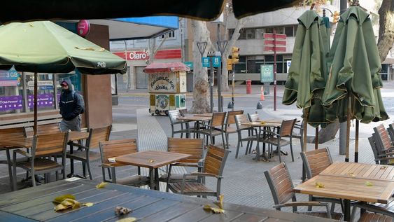 hoteleros y gastronomicos rechazan la fase 1 y piden ayuda economica ?nacional o provincial?