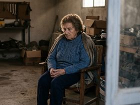 Abuso económico, psicológico y abandono son perpetrados por los propios familiares. |&nbsp; Imagen creada con IA