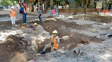 Los Andes | En San Juan y Garibaldi está cortado el tránsito debido a que empezaron los trabajos de recambio de redes y conexiones de agua y cloacas.Foto: Orlando Pelichotti