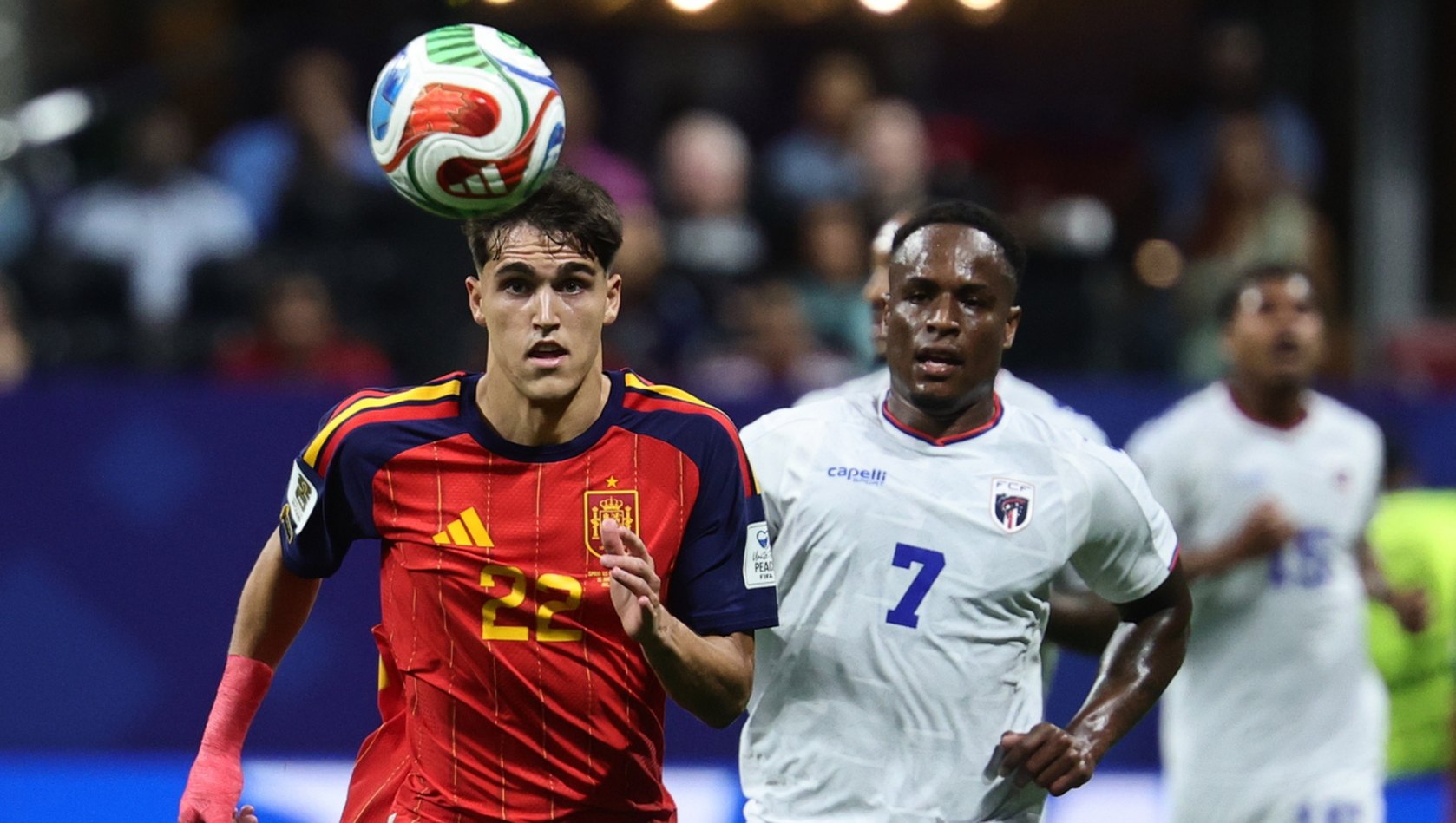 Pau Cubarsi de España y Jovane Cabral de Cabo Verde en acción durante el partido de la fase de grupos del Mundial 2026.