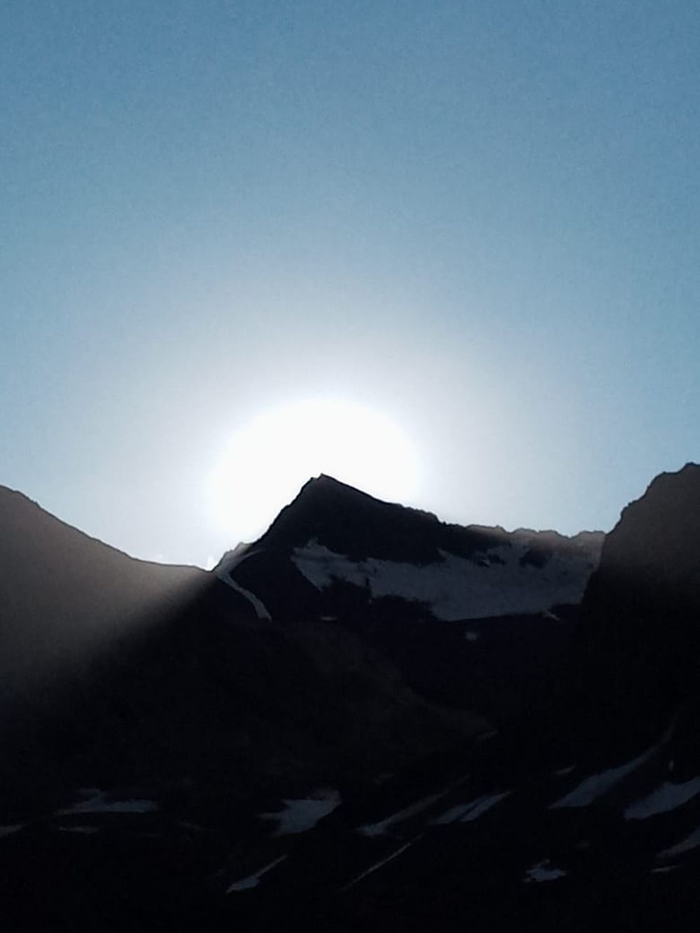 Puesta del Sol detrás del Cerro Bonete durante el solsticio de diciembre (verano). Este cerro se encuentra justo en frente (hacia el oeste) del Aconcagua. Foto: gentileza Miguel Doura Puesta del Sol detrás del Cerro Bonete durante el solsticio de diciembre (verano). Este cerro se encuentra justo en frente (hacia el oeste) del Aconcagua. Foto: gentileza Miguel Doura