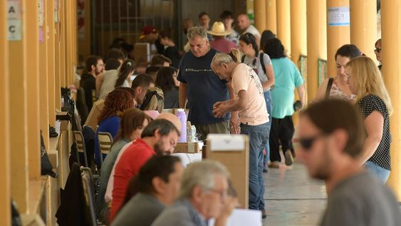 Denuncian robo y roturas de boletas y una urna vandalizadaHa sucedido en algunas escuelas pero aseguran que se han podido reponer sin problemas. Las autoridades de mesa acuerdan con los fiscales mecanismos de controles periódicos.Escuela Rafael Obligado de Guaymallén Foto: Orlando Pelichotti