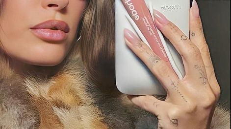 Los Andes | Una marca de skincare lanzó un inusual producto: una funda de celular en donde podes llevar un brillo labial.