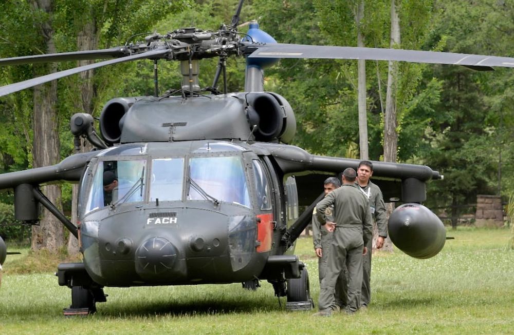El Black Hawk MH-60M pertenece a la Fuerza Aérea de Chile y está en Mendoza para maniobras de simulacros sísmicos. | Foto: Orlando Pelichotti/ Los Andes