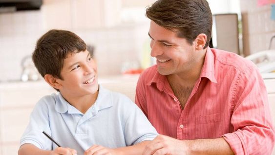 ¿Cuánto deben ayudar los padres con las tareas escolares?