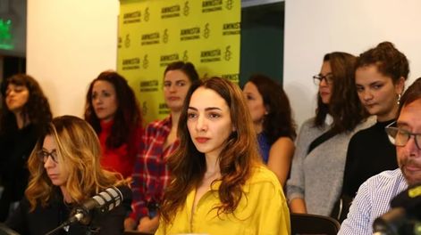 Acompañada de sus abogado, Thelma Fardin habló sobre la decisión de la Justicia de Brasil sobre Juan Darthés. -Gentileza / Luciano González (Infobae)