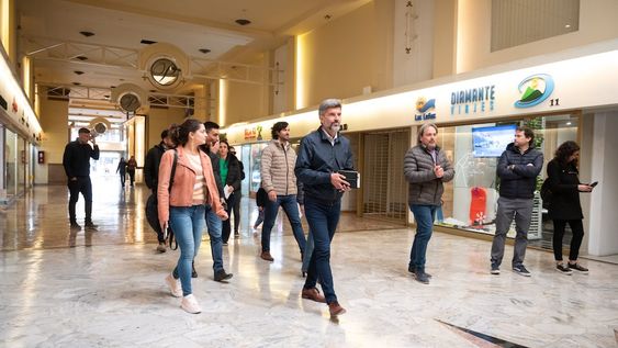 Ulpiano Suarez visitó comercios de la Galería Piazza