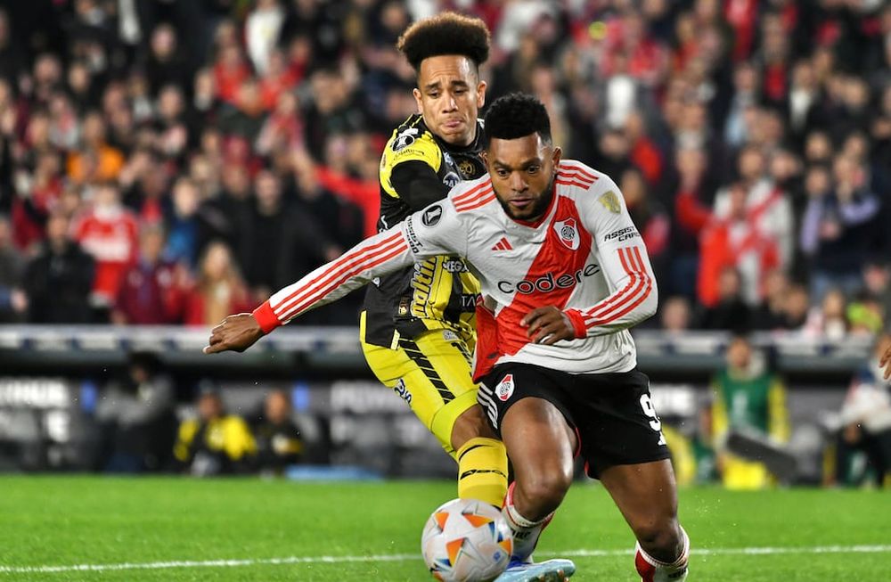 Miguel Borja marcó los dos goles de River en el triunfo ante Deportivo Táchira.
