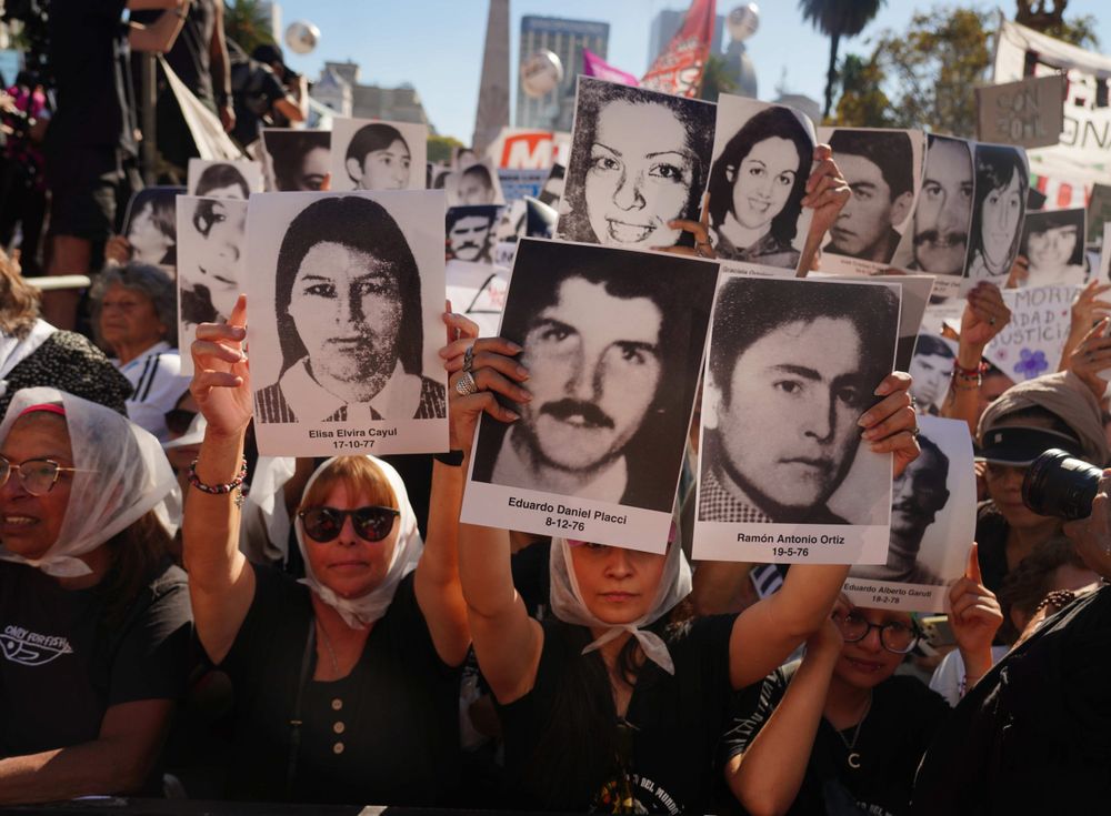 Organismos de derechos humanos realizarán hoy la marcha en Plaza de Mayo para conmemorar un nuevo aniversario del Golpe de Estado de 1976, que en esta oportunidad tendrá una simbología especial por cumplirse 50 años. En ese marco se realizarán movilizaciones en las ciudades más importantes del país por el Día de la Memoria, Verdad y Justicia, mientras que la principal convocatoria, como siempre, será en la histórica plaza frente a la Casa Rosada.