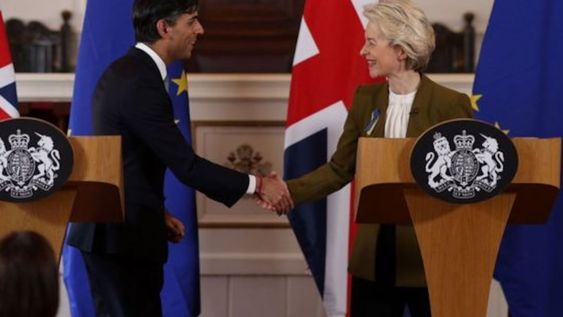 Rishi Sunak y Ursula Von der Leyen, primer ministro británico y presidenta de la Comisión de la Unión Europea respectivamente, durante la reunión en la que se logró una reforma en los protocolos de Irlanda del Norte.