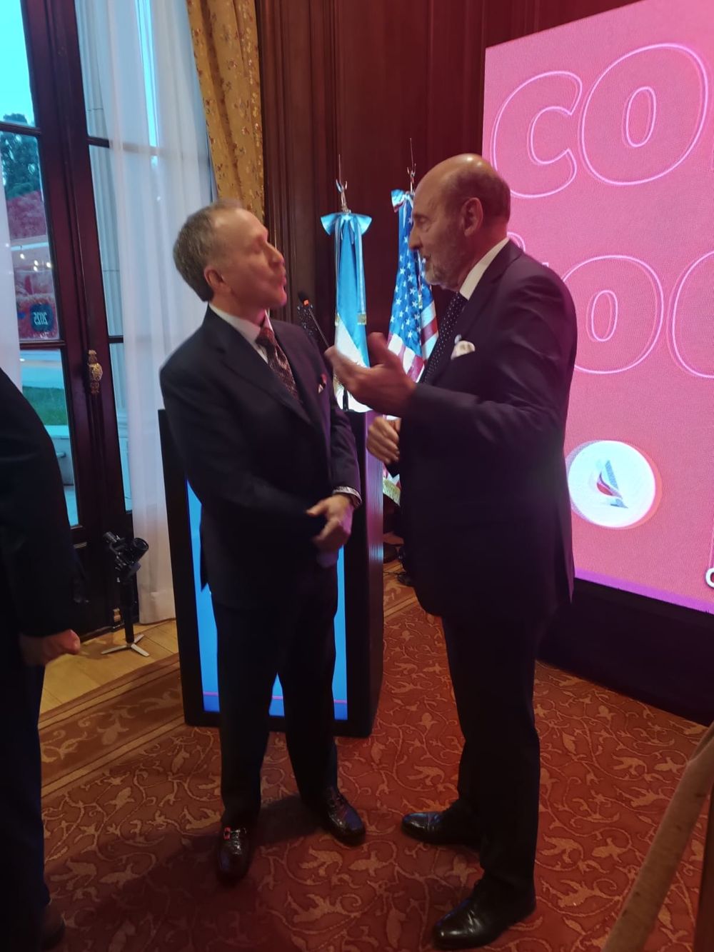 El ministro de Producción de Mendoza, Rodolfo Vargas Arizu, junto al embajador de Estados Unidos en Argentina, Peter Lamelas, durante el cocktail de fin de año de la Cámara de Comercio de los Estados Unidos en el país.