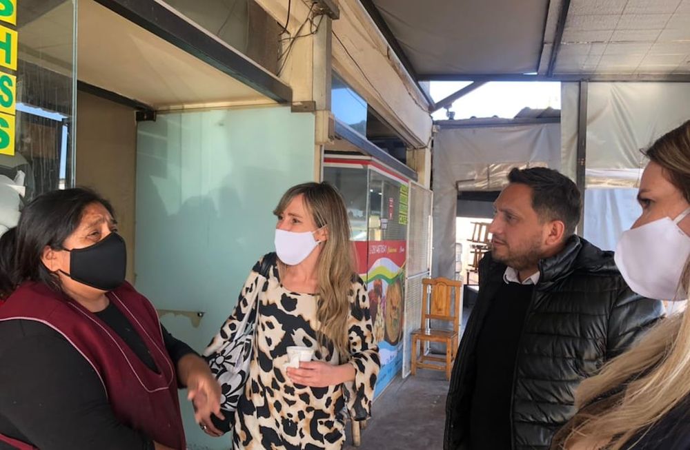 Mechi Llano, precandidata a senadora nacional por Vamos Mendocinos, recorrió el Mercado Cooperativo de Guaymallén junto a otros precandidatos.