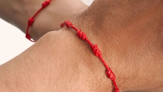 Para el Feng Shui, la pulsera roja debe usarse en la muñeca izquierda.