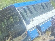 Un colectivo quedó al borde del barranco en Valle Grande tras evitar un choque frontal.
