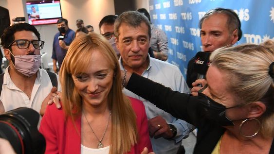 Elecciones legislativas 2021. Los candidatos del Frente de Todos anunciaron los resultados en el búnker ubicado en calle España de la ciudad de Mendoza.Anabel Fernández Sagasti candidata a senadora nacional y Adolfo Bermejo candidato a diputado nacional en el búnker peronista.