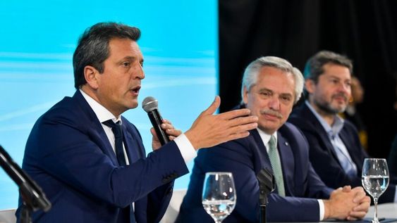 El ministro de Economía, Sergio Massa, participó de un acto junto al presidente Alberto Fernández donde anunció que los clubes de barrio seguirán pagando tarifas subsidiadas.