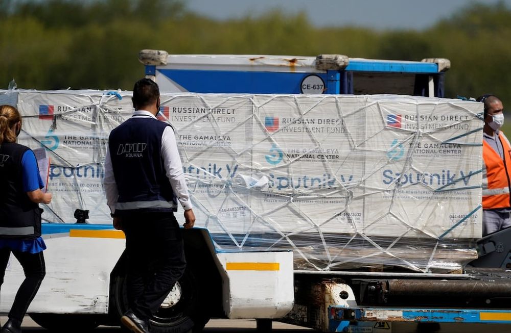 En total, Argentina trasladó al territorio nacional 3.374.000 dosis de vacunas desde Rusia y China en vuelos de su aerolínea de bandera. Foto: Gentileza / Clarín
