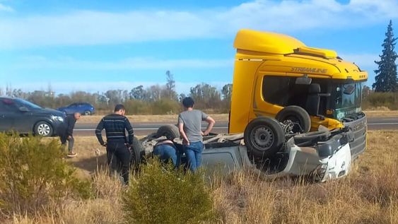 Una camioneta Nissan doble cabina, con dos ocupantes a bordo, volcó en La Paz.&nbsp; Remolcaba a un camión Scania (Gentileza Enzo González)