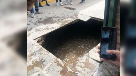 Los alumnos del Instituto Jóvenes Argentinos cayeron a una cámara séptica. / Foto: Gentileza ElDoce.tv