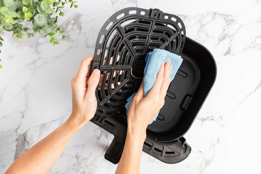 David Miloshev, técnico en electrodomésticos Limpia el exterior con un paño húmedo después de cada uso, una vez que el aparato se haya enfriado (1)