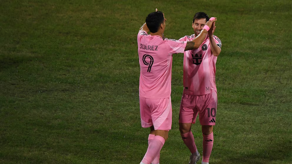 El festejo de Luis Suárez y Leo Messi, tras el primer gol convertido por el uruguayo. 
