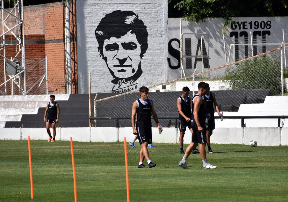 Gimnasia y Esgrima entrena, pero podría perder a una pieza clave