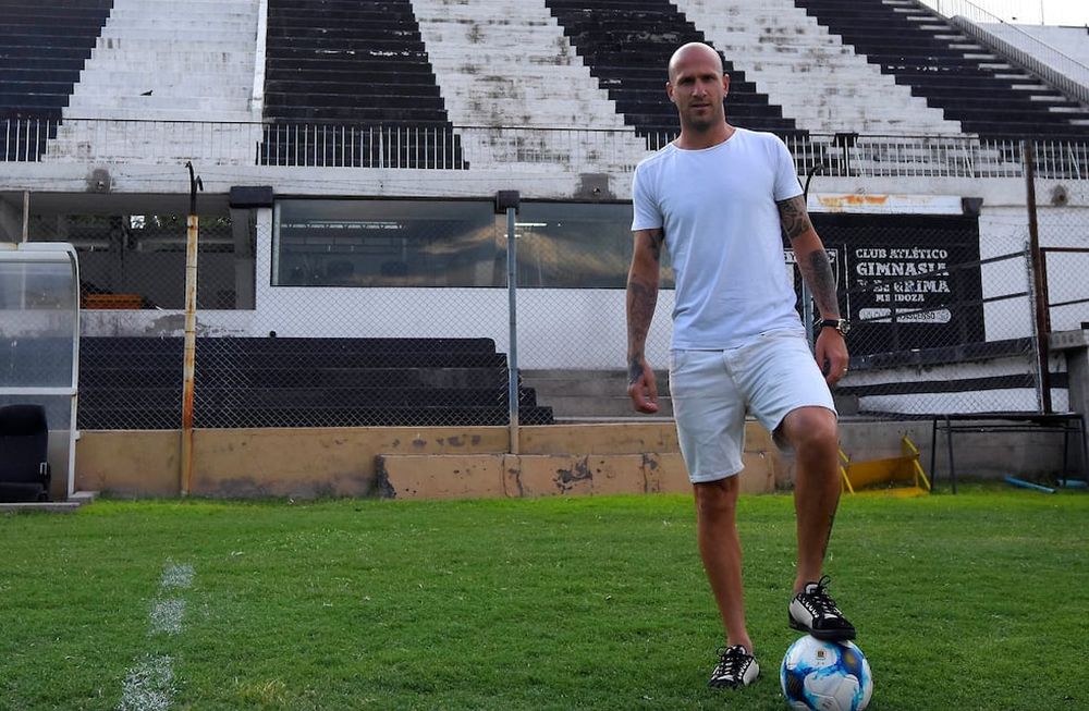 Cristian Llama on fire. La gran figura del fútbol mendocino es, hoy por hoy, el volante de Gimnasia y Esgrima. / Marcelo Rolland - Los Andes