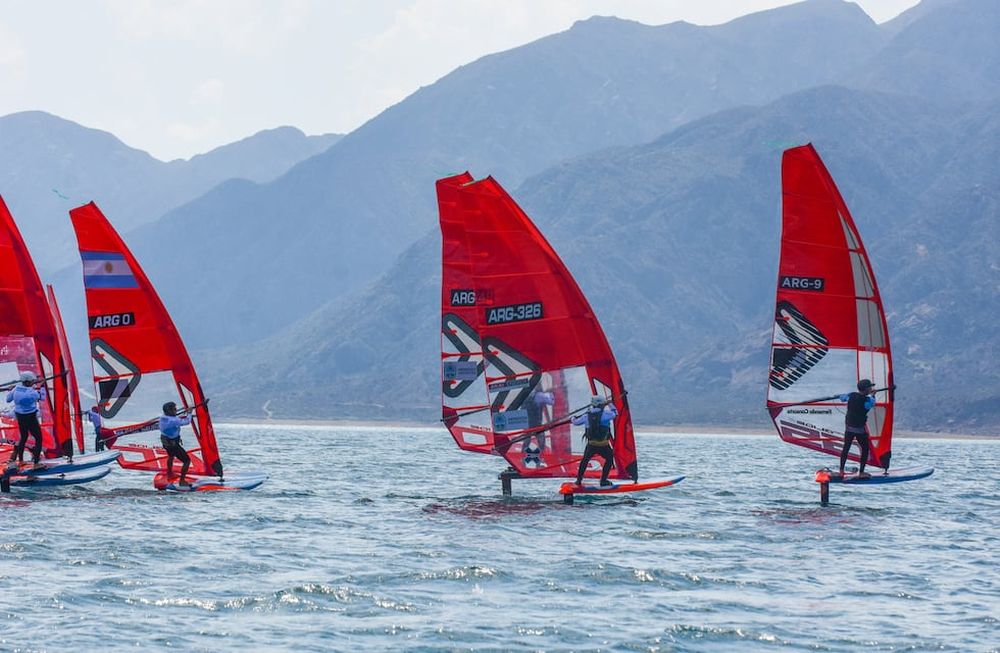Windsurf en Potrerillos, Una flota de 55 competidores le dio vida al Campeonato Mundial de Formula Foil. Foto: Mariana Villa / Los Andes