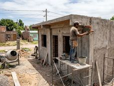 Es interesante conocer cuánto cobra un albañil o equipo de montaje para ensamblar una casa.