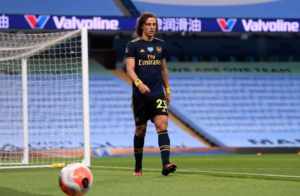 El defensor brasilero, David Luiz, tuvo un partido para el olvido y Manchester City no lo perdonó. Además, se fue expulsado en el complemento.