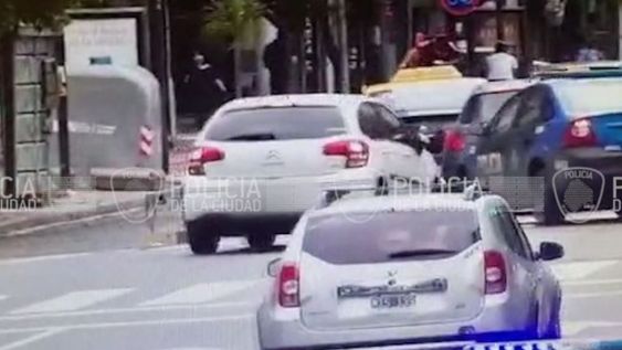 Los efectivos policiales hicieron descender del auto a la mujer, de 56 años, que se hallaba sola, y con las tres botellas de vino de alto valor. Foto: Gentileza