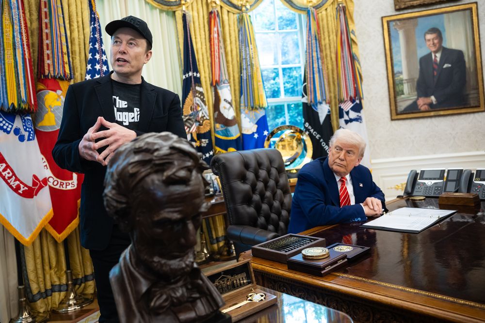 El presidente de Estados Unidos, Donald Trump (d), y Elon Musk asisten a una conferencia de prensa en la Oficina Oval de la Casa Blanca en Washington, DC, EE.UU., 30 de mayo de 2025.&nbsp;