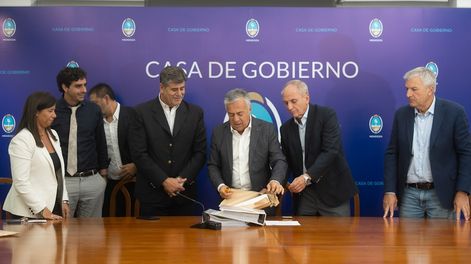 El gobernador Alfredo Cornejo en la apertura de sobre de la obra del tercer tramo de la Doble Vía del Este. Se presentaron 10 ofertas.