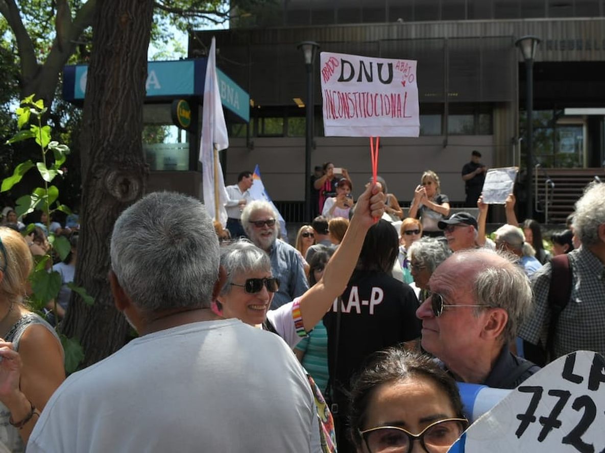 Demoras y caos vehícular en el centro de Mendoza  por una marcha en contra del DNU de Milei. Foto: Ignacio Blanco / Los Andes.