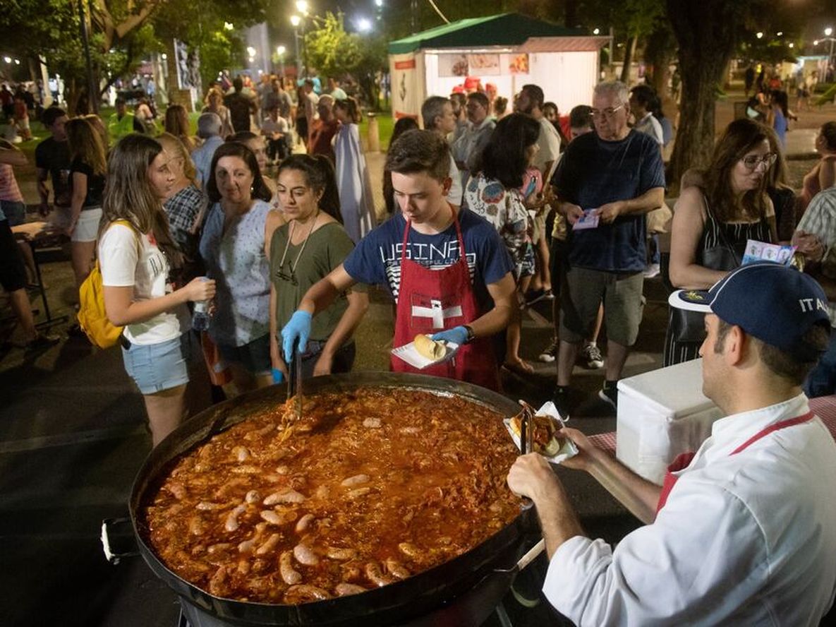 Chorizos a la pomarola, pastas, pizzas y postres típicos se podrán degustar en la plaza Italia de martes a jueves, en Ciudad. | Foto: Ignacio Blanco / Los Andes