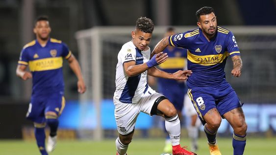 Los colombianos disputan la pelota en el Kempes en el partido entre albiazules y Xeneizes