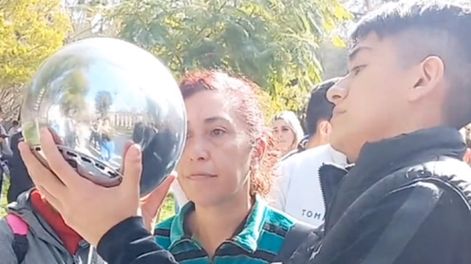 Un orb toma los datos biométricos de una mujer que se descargó la app a cambio de 25 Worldcoins. / Captura de video