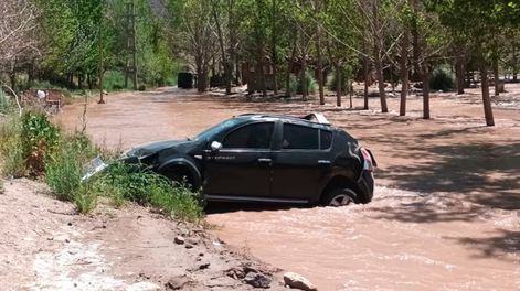 Los Andes | Un auto volcó y terminó en el interior del río Mendoza. Foto: Prensa Seguridad de Mendoza
